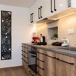 Sunset Coast House - Stone 펜션 바티